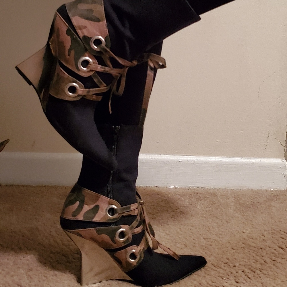 Camouflage print wedge fashion boot/bootie Sz7